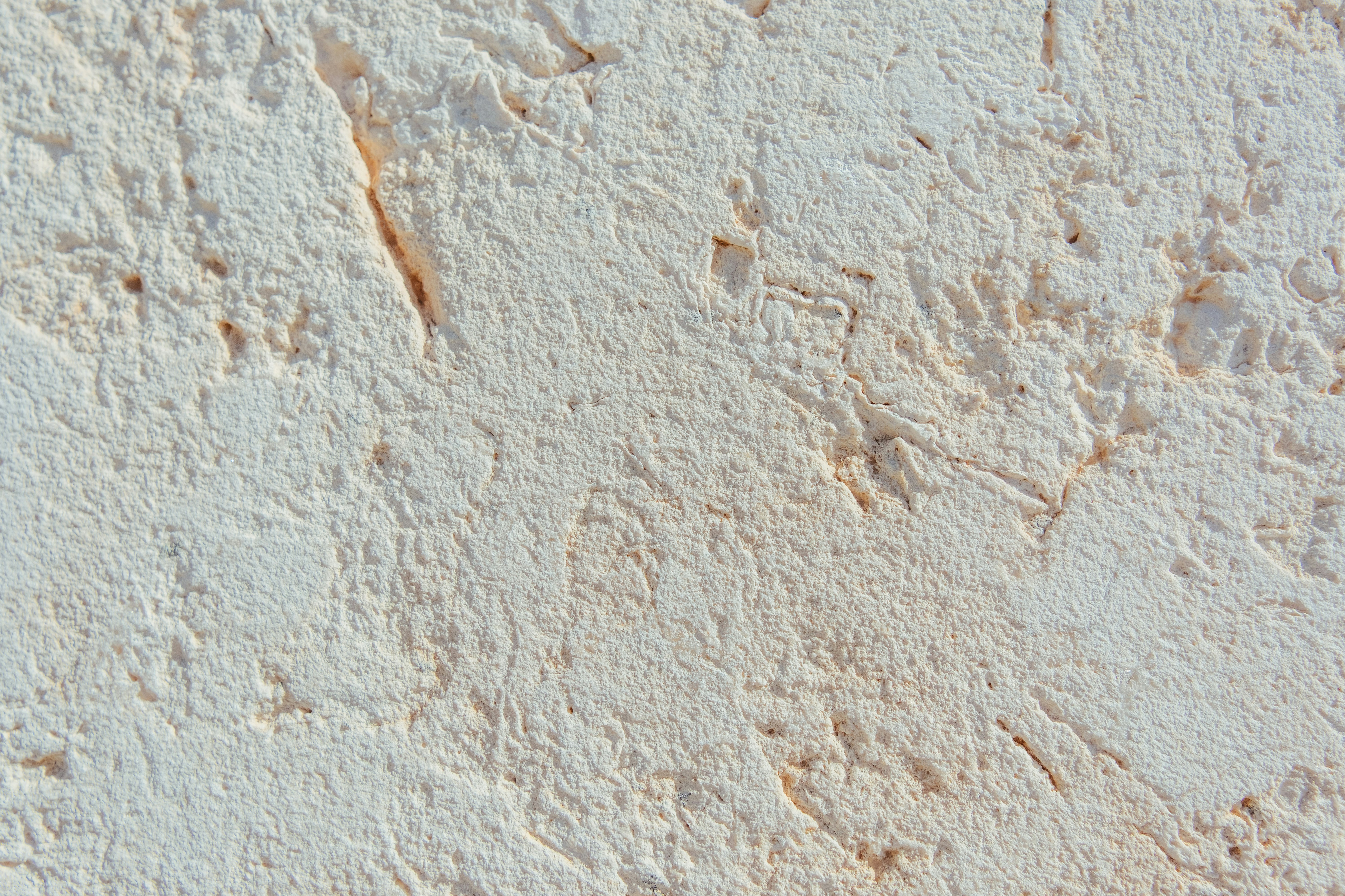 Nahaufnahme einer Wand mit weißer Farbe