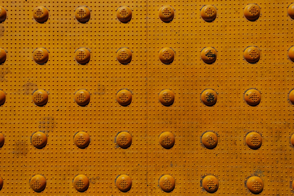 um close up de um semáforo amarelo
