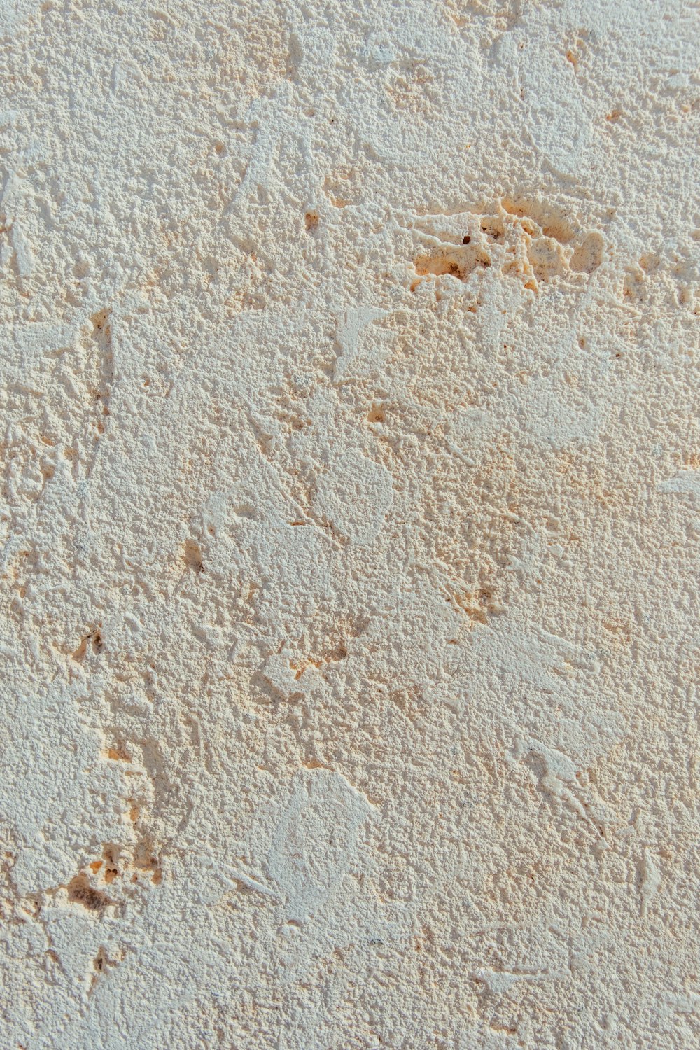 Un primo piano di una parete con vernice bianca