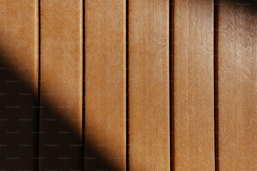 Ein Schatten einer Uhr an einer Holzwand