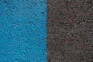 una pared negra y azul una al lado de la otra