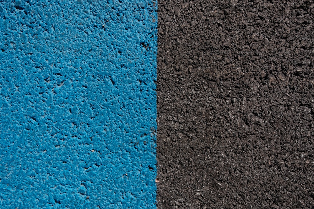 una pared negra y azul una al lado de la otra
