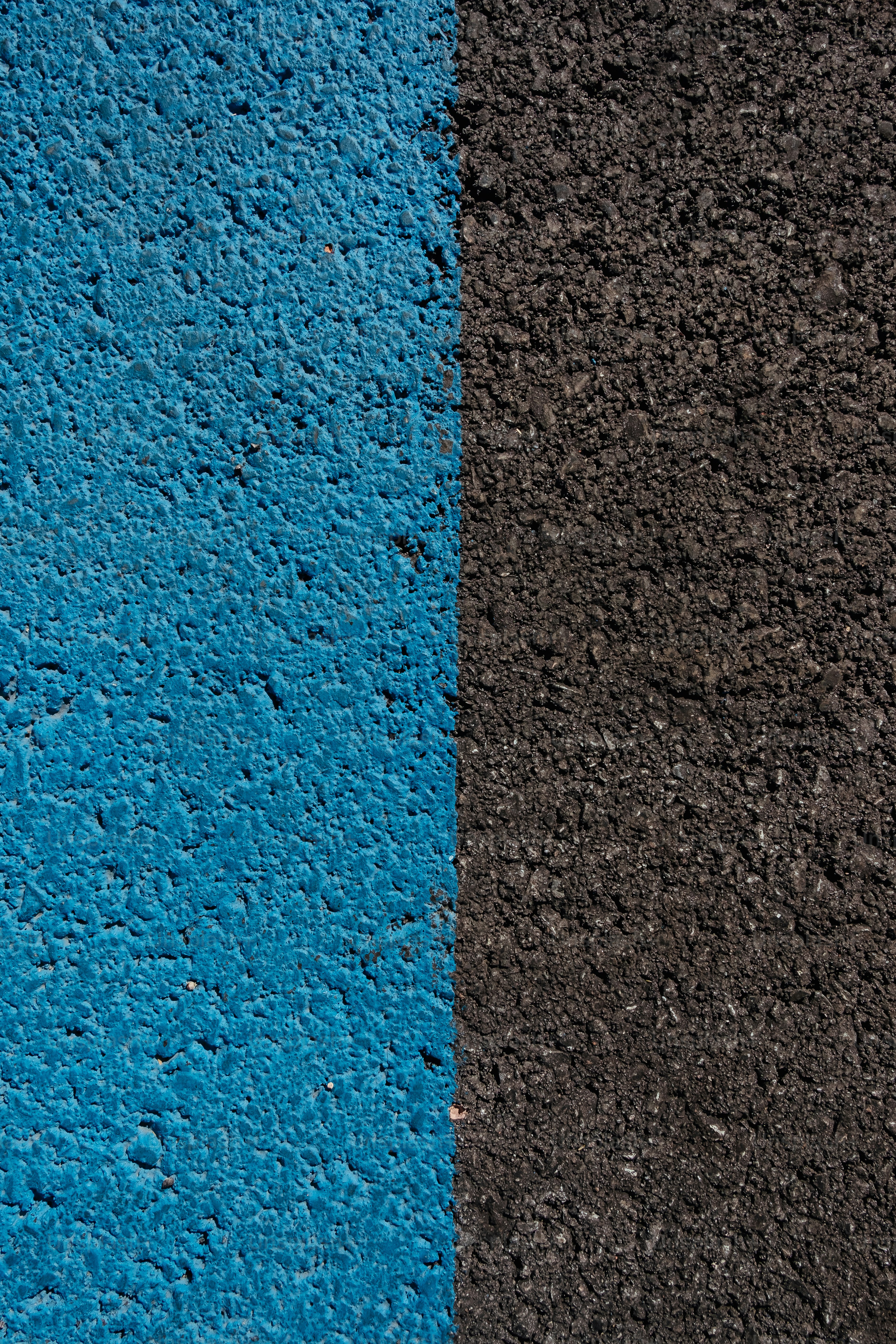 eine schwarz-blaue Wand mit einem weißen Streifen