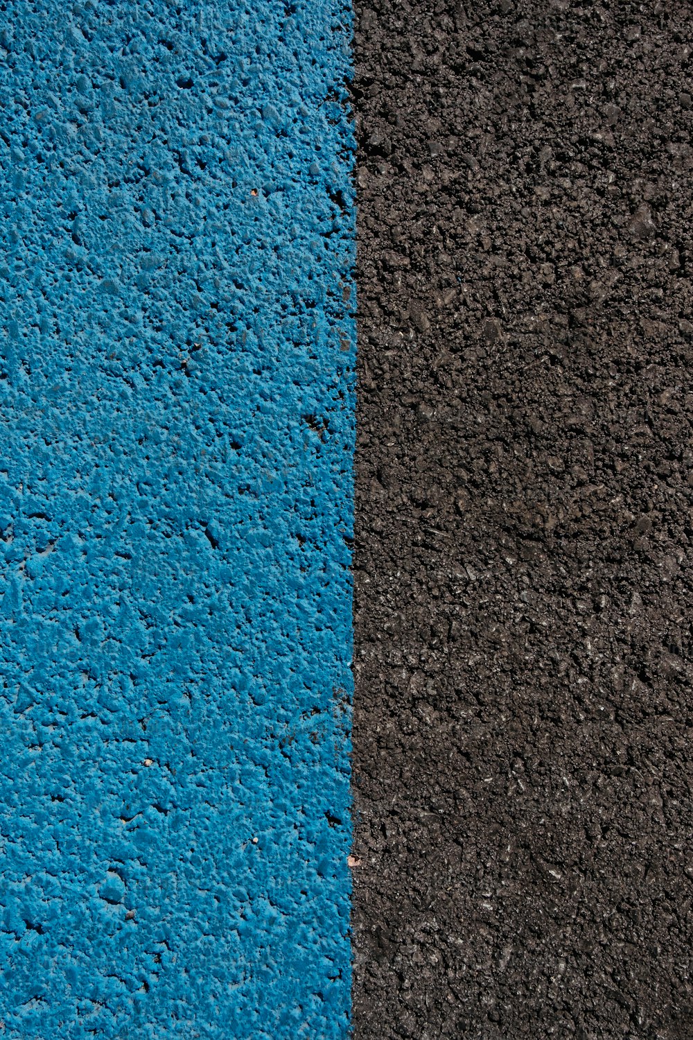 uma parede preta e azul com uma faixa branca