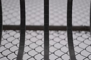 白い背景の金属フェンスの接写