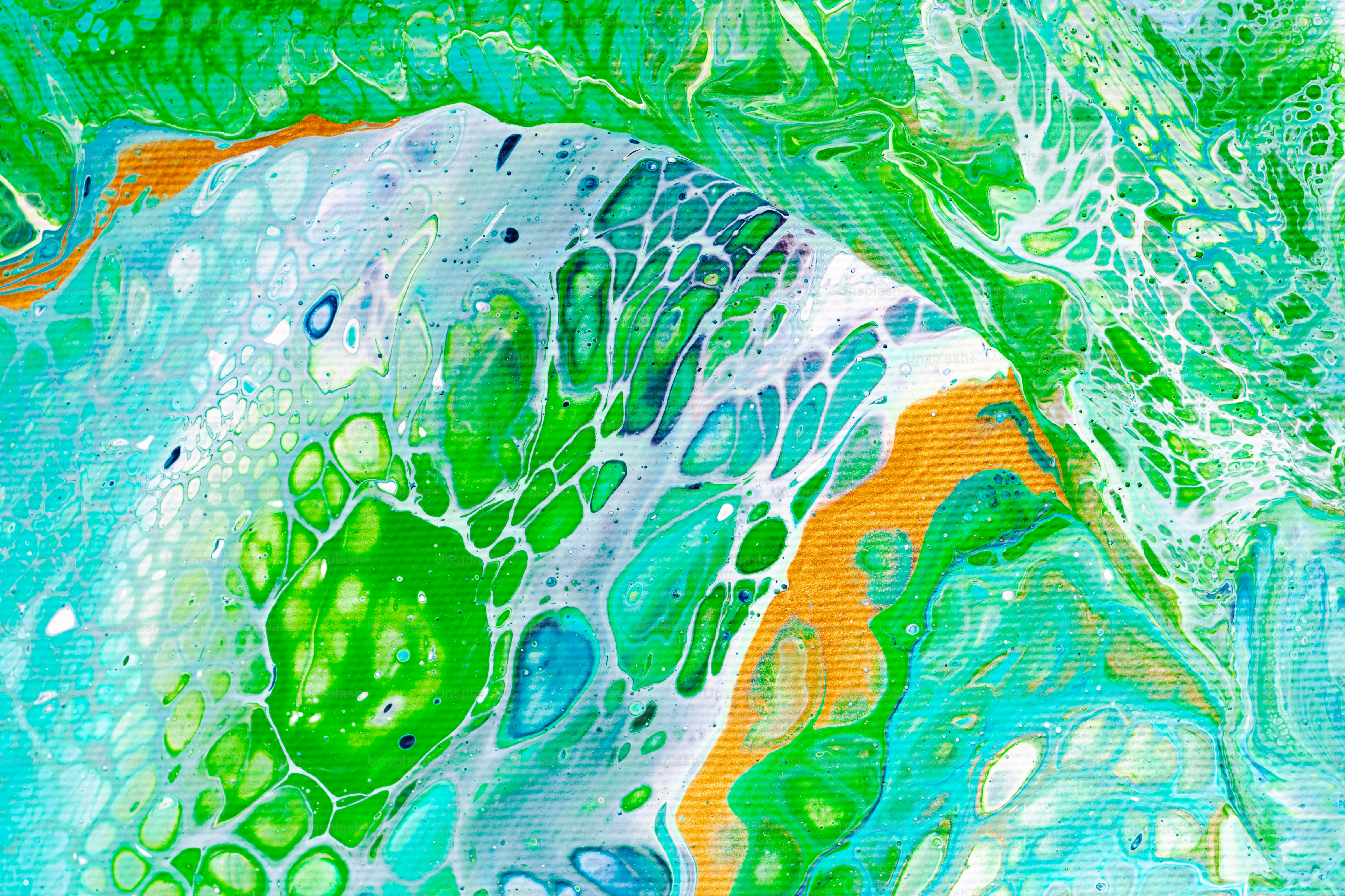 Una pintura abstracta de colores verde y naranja