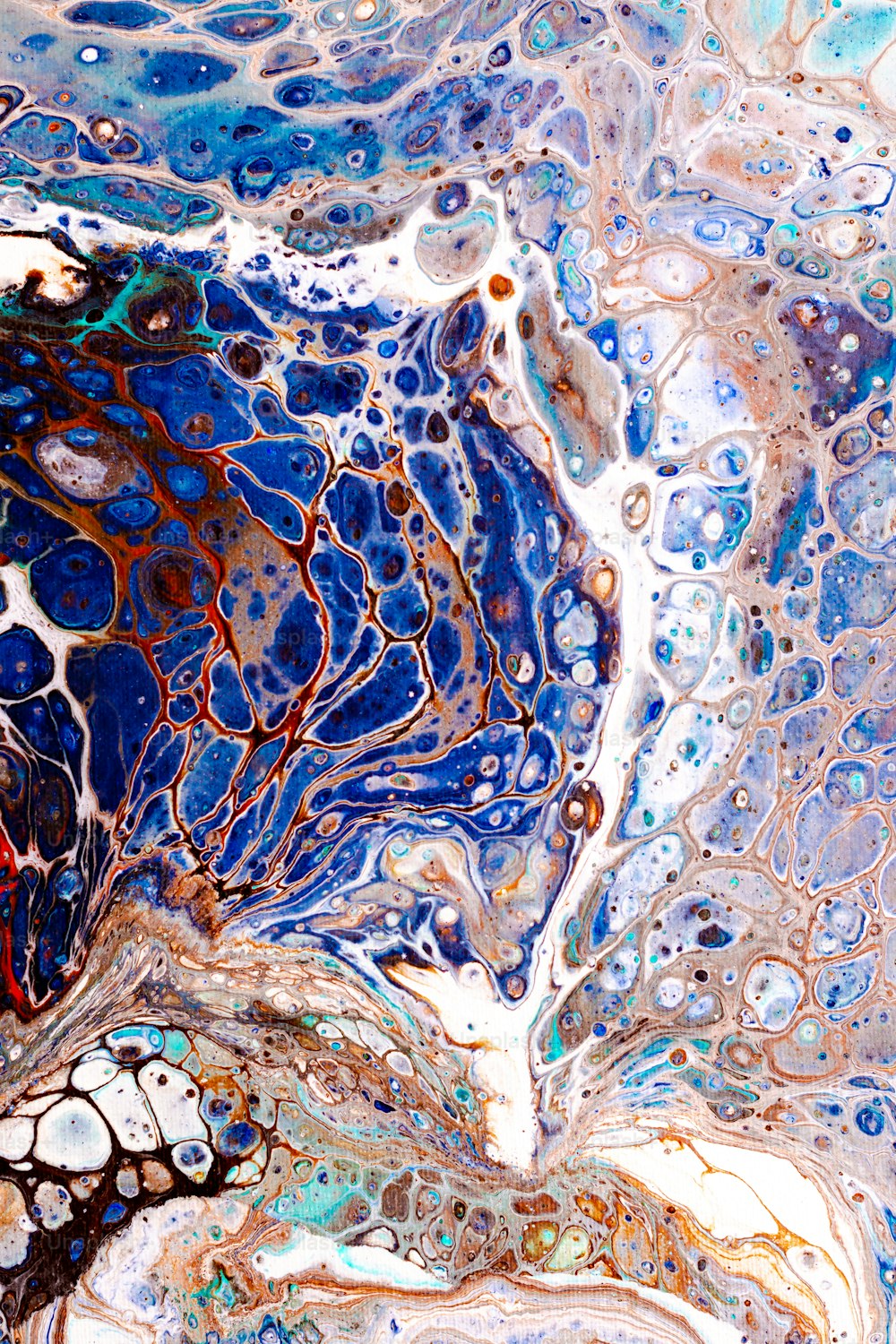 Una pintura abstracta de colores azul, marrón y blanco