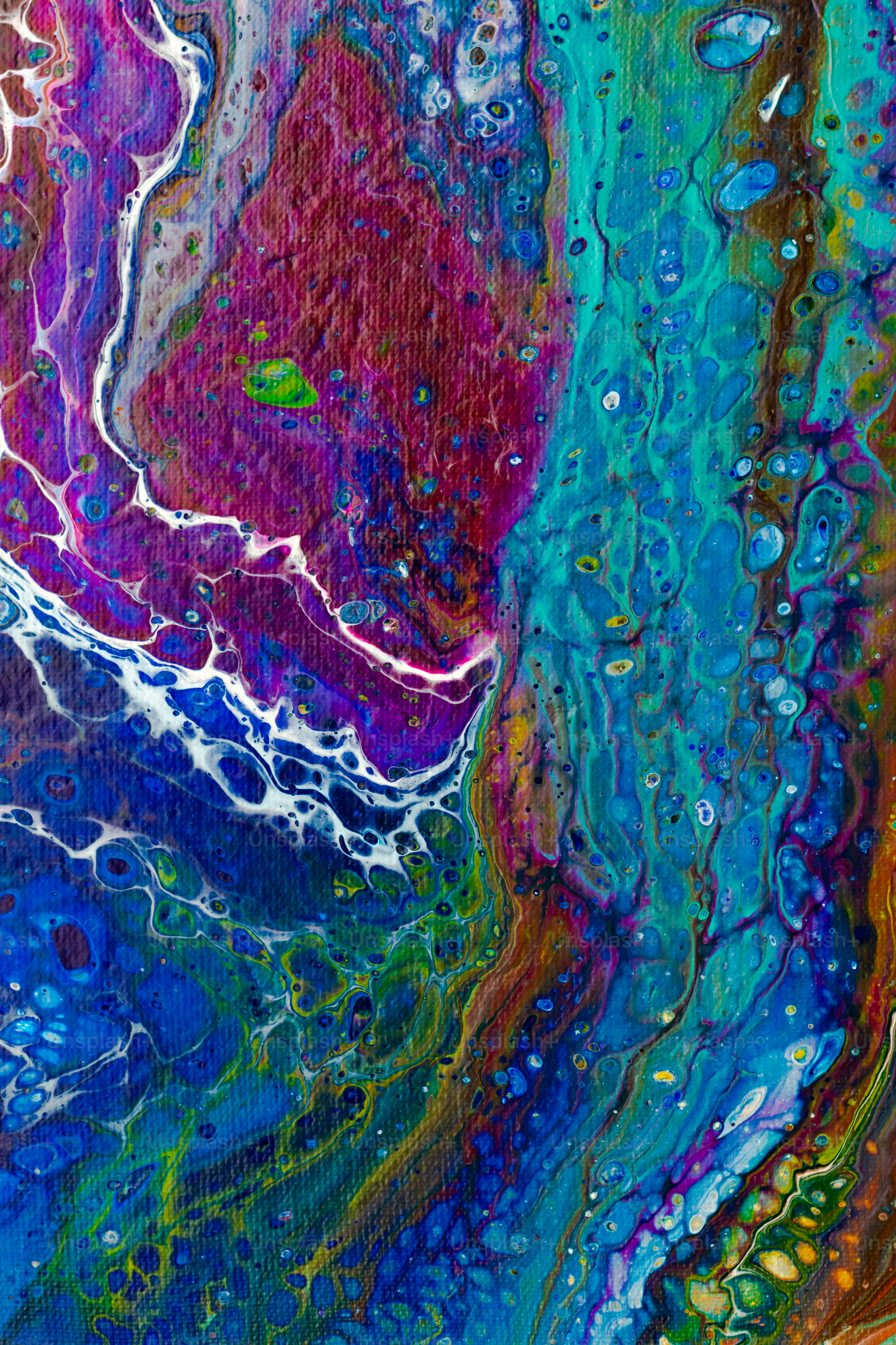 Una pintura abstracta de colores azul, púrpura y verde