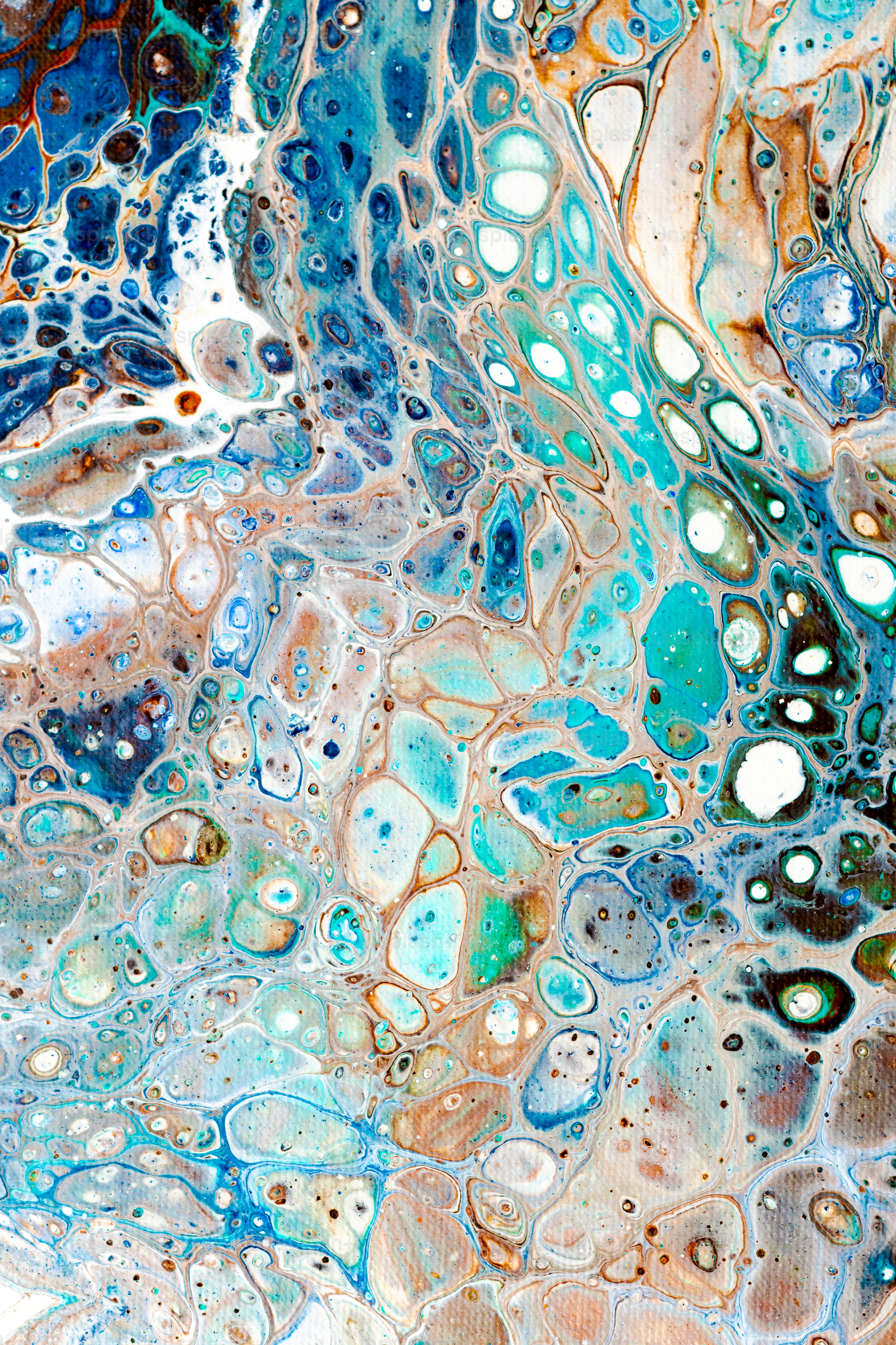 Una pintura abstracta con colores azul, verde y marrón