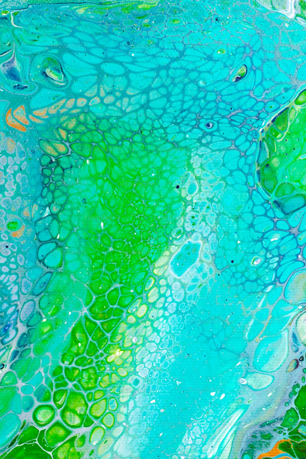 Une peinture abstraite de couleurs bleues et vertes