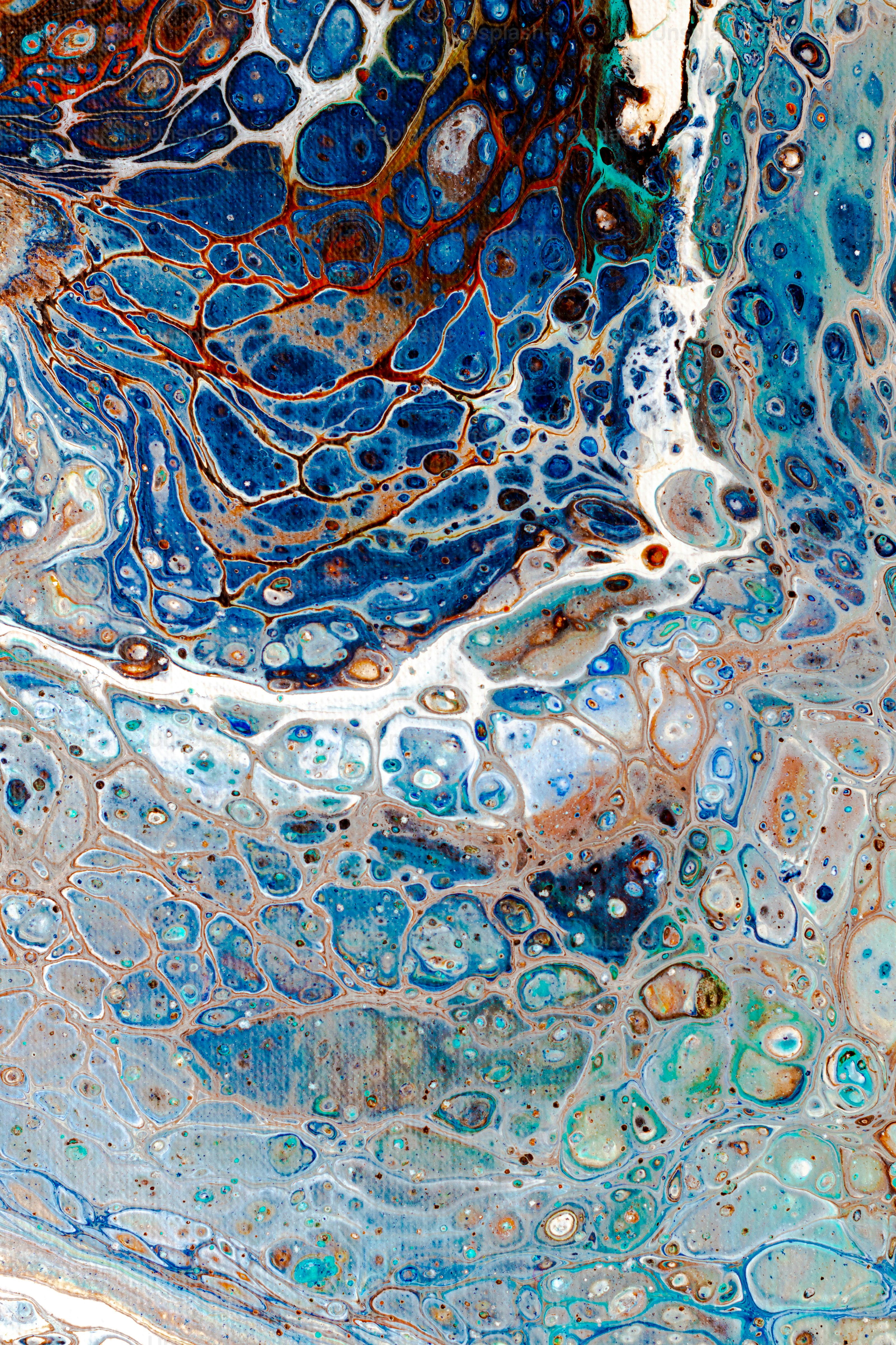 Un dipinto astratto di colori blu e marrone