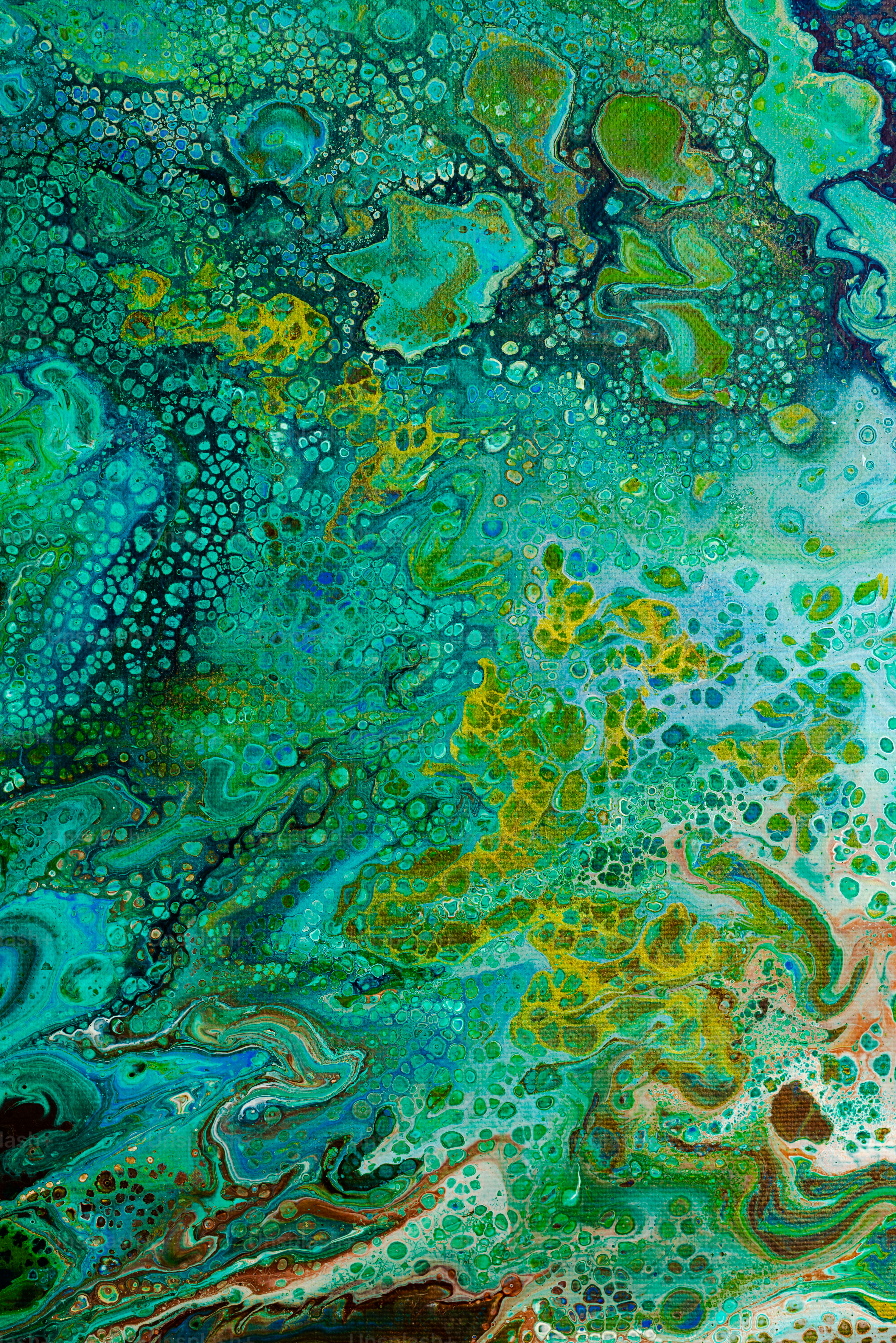 Una pintura abstracta de colores azul, verde y amarillo