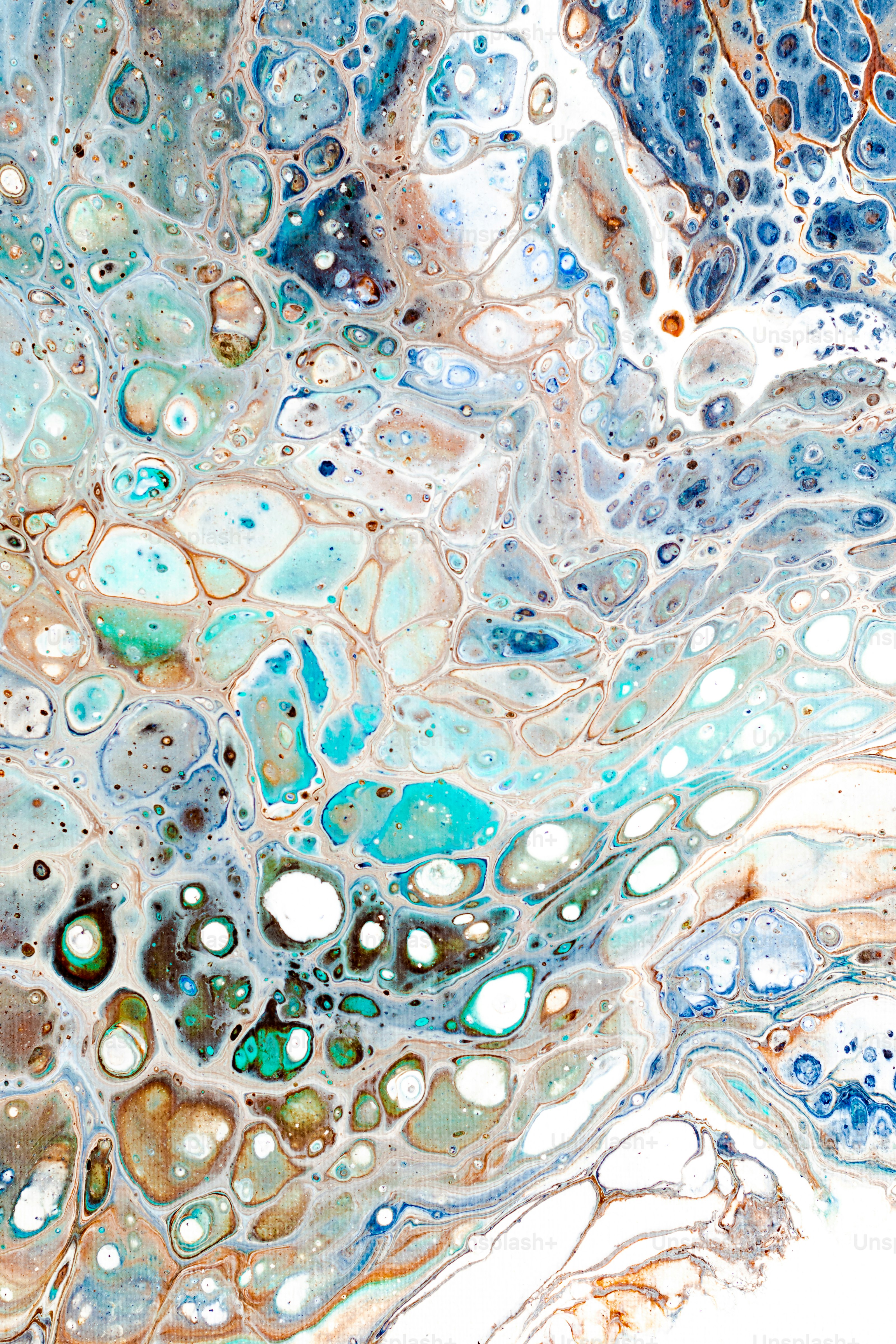 Un dipinto astratto di colori blu, verde e marrone