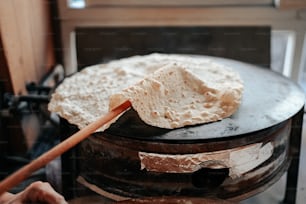 金属製の鍋の上に座っているパン