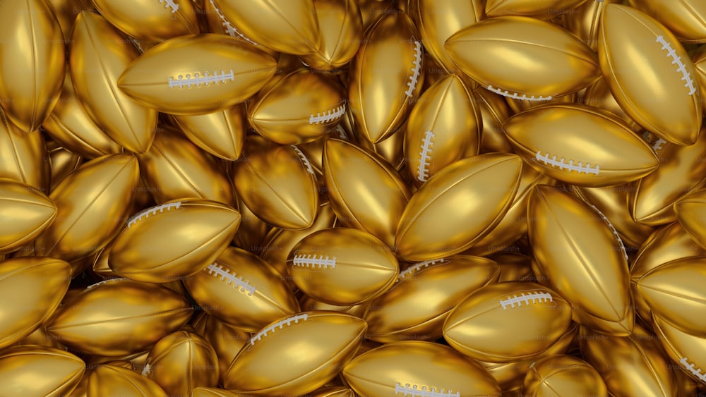 un mucchio di palloni d'oro con un pallone da calcio su di loro