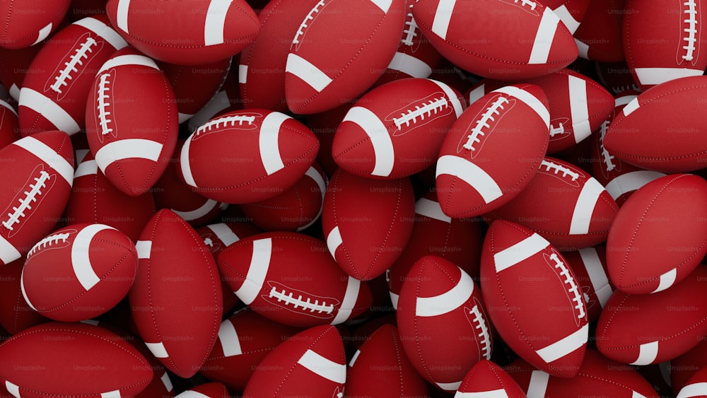 uma grande pilha de bolas de futebol vermelhas e brancas