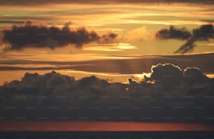 El sol se está poniendo detrás de algunas nubes en el cielo