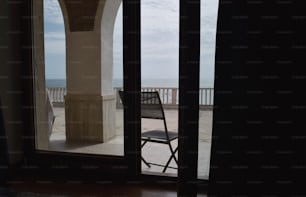 un balcone con sedia e vista sull'oceano