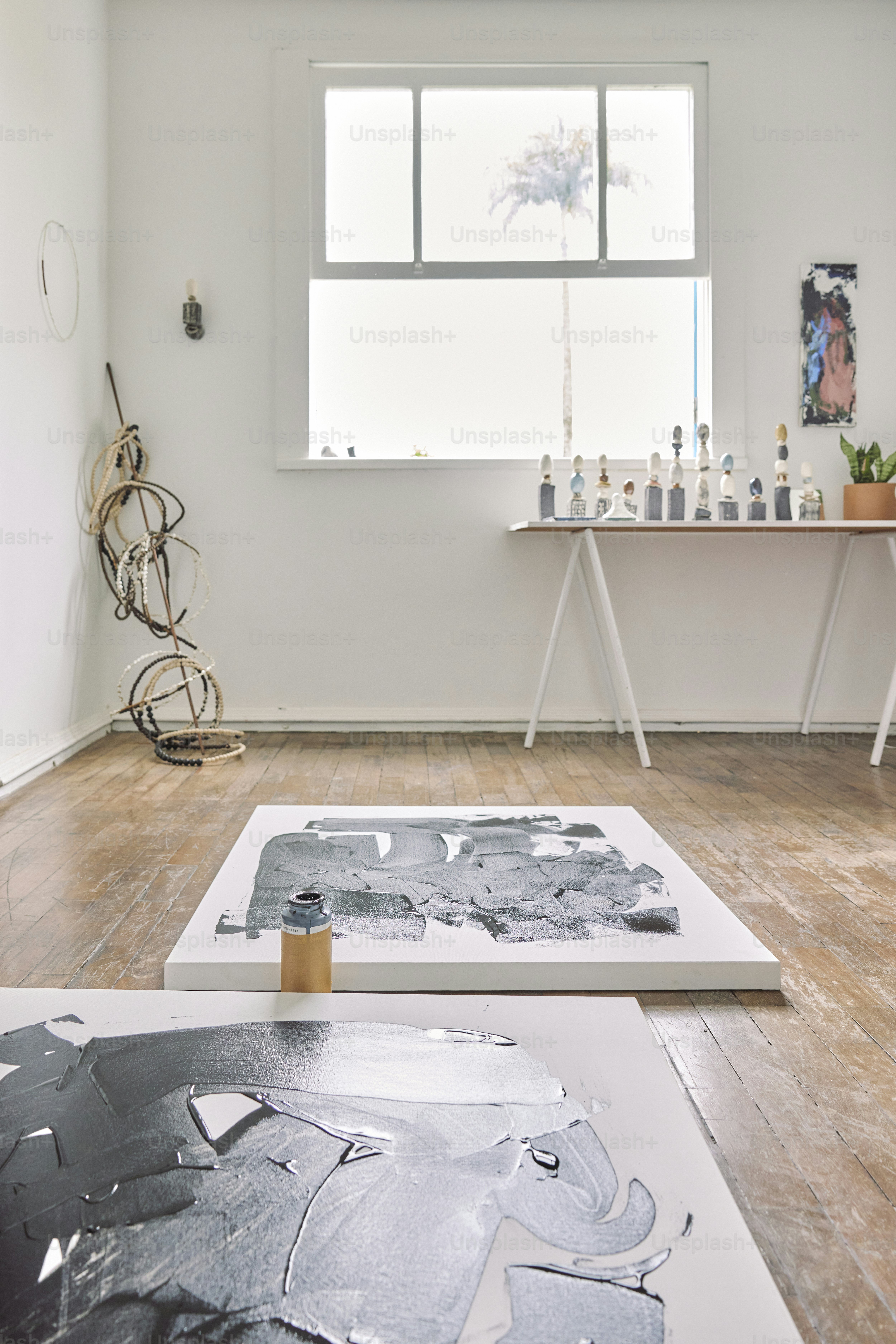 uma sala com muita obra de arte no chão