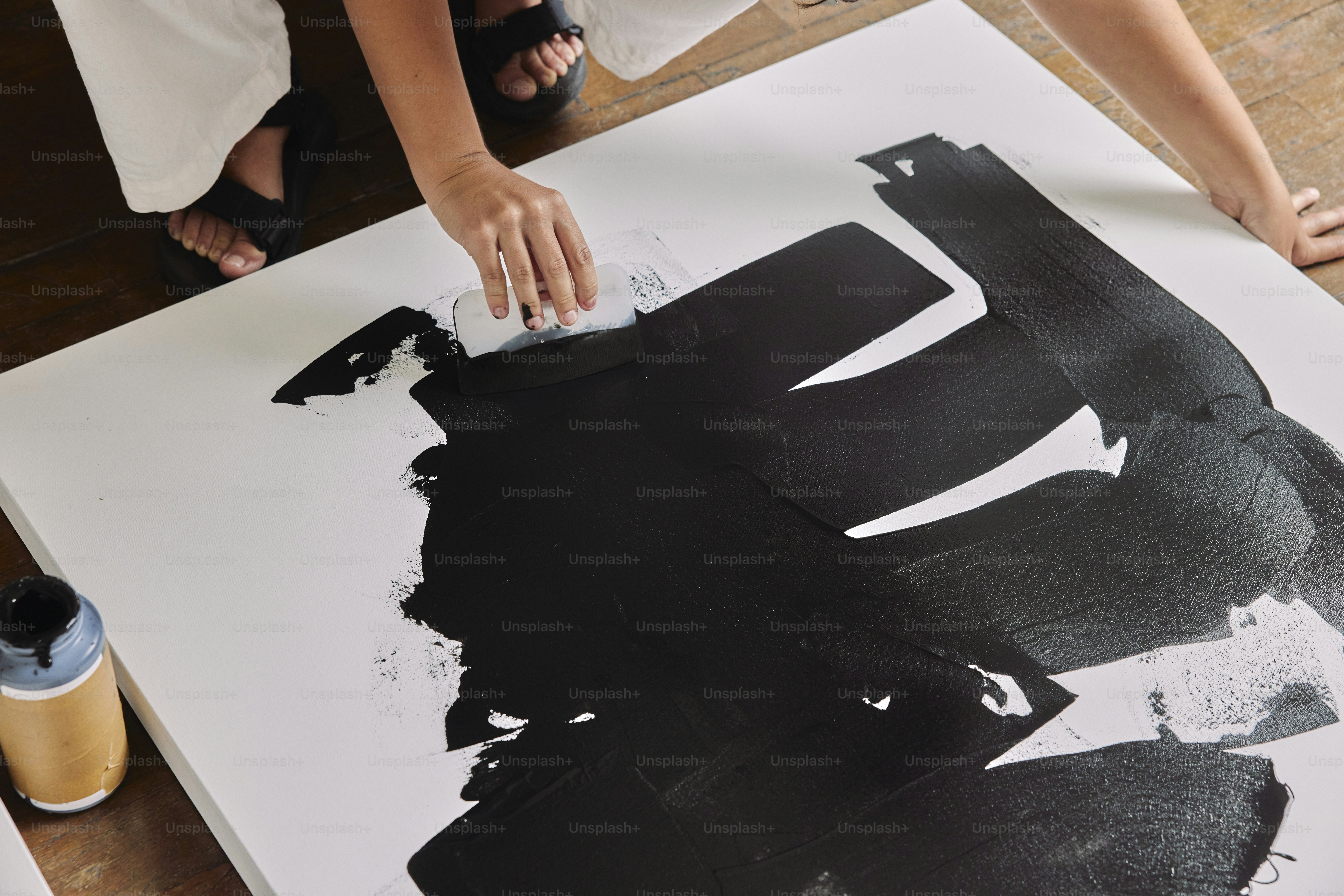 uma pessoa usando um pincel para pintar uma imagem