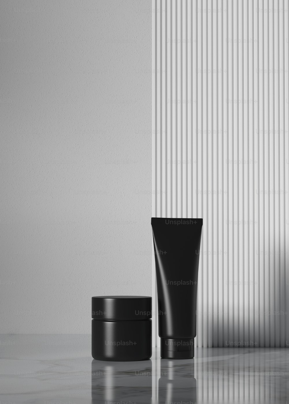 um par de recipientes pretos sentados em cima de uma mesa