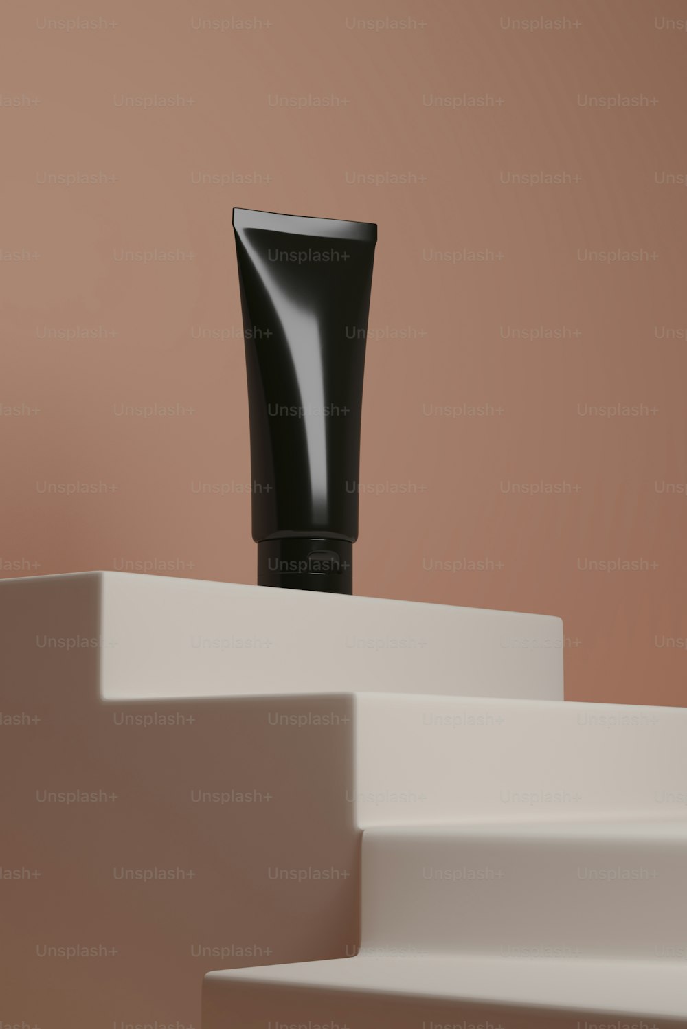 un vase noir assis au sommet d’une marche blanche