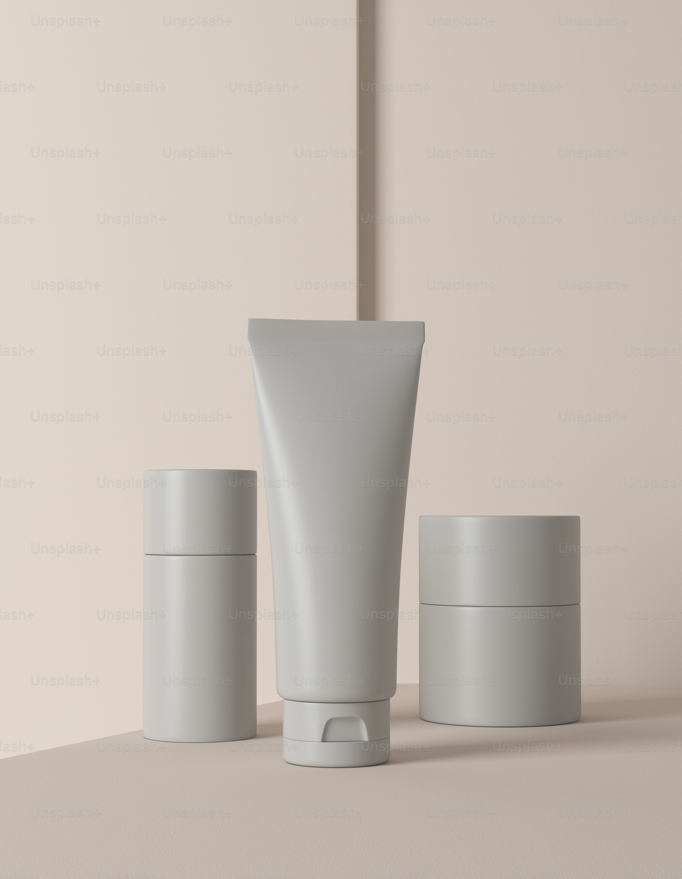 Un par de recipientes blancos sentados encima de una mesa