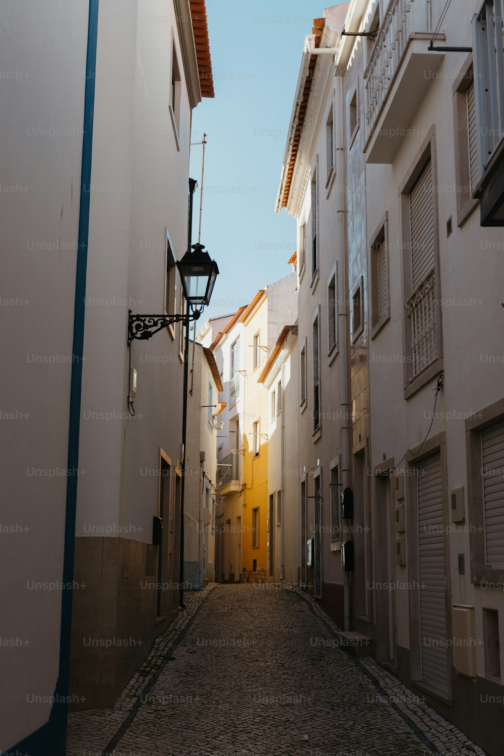 a narrow alleyway between two buildings in a city