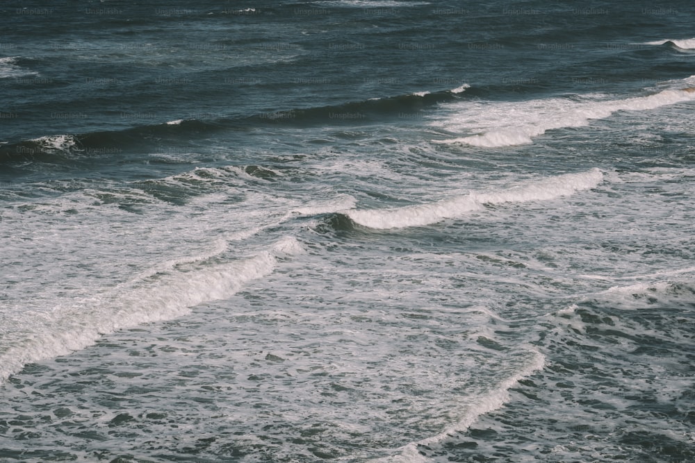 Una persona che cavalca una tavola da surf in cima a un'onda