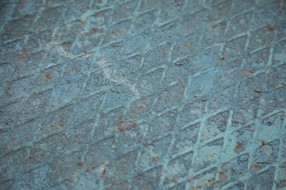 um close up de uma superfície de metal com ferrugem