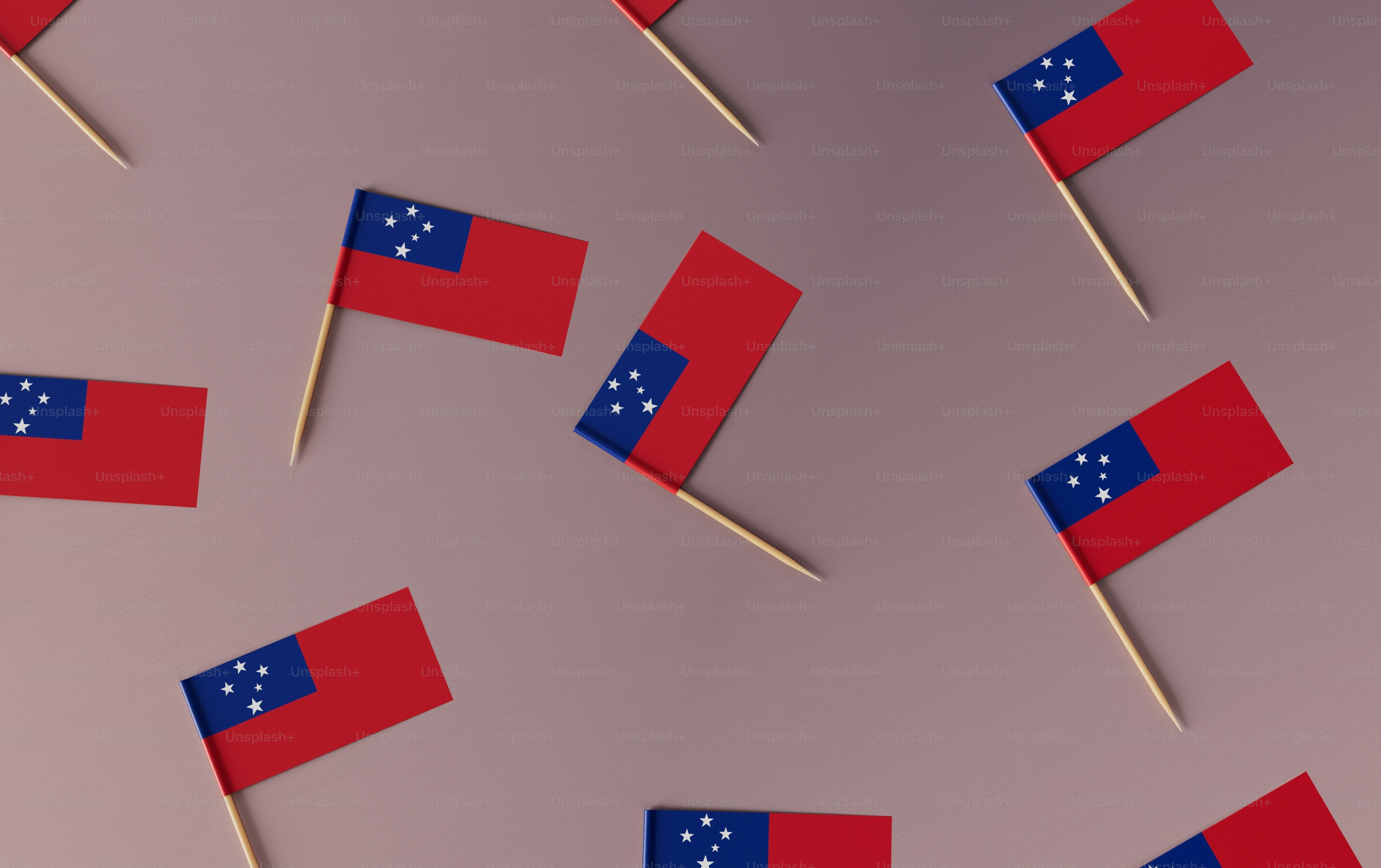 un mazzo di stuzzicadenti con bandiere su di loro