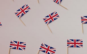 um grupo de pequenas bandeiras britânicas em palitos de dente