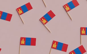 um grupo de pequenas bandeiras vermelhas e azuis