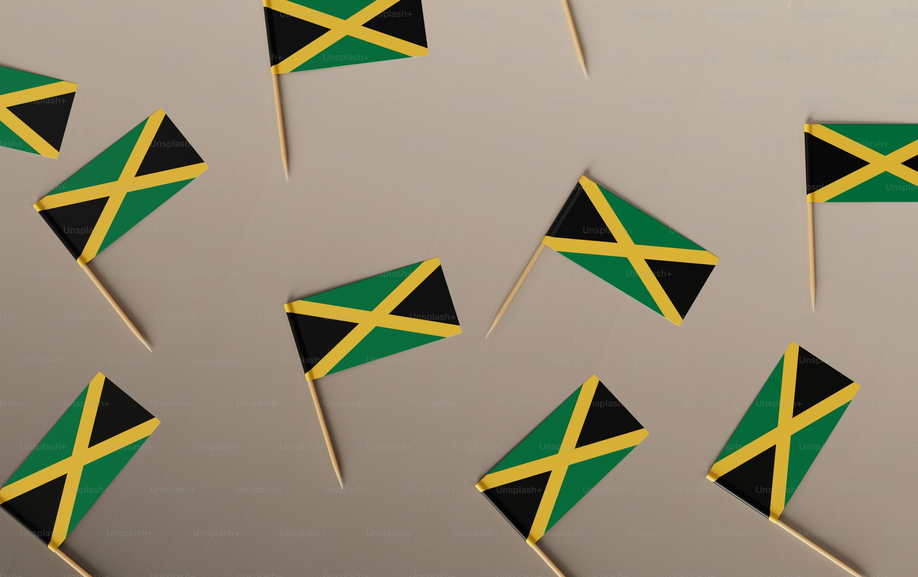 un tas de drapeaux qui sont sur une table