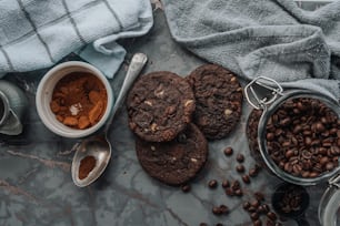 une table garnie de biscuits au chocolat et de grains de café