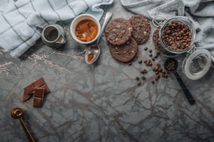 un tavolo sormontato da biscotti al cioccolato e altri alimenti