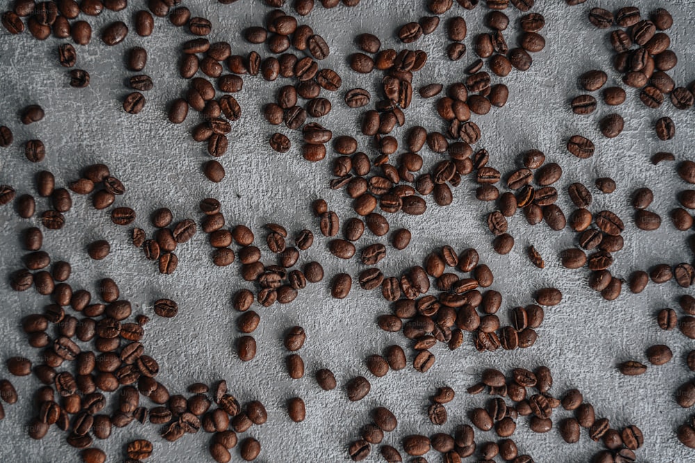 um monte de grãos de café em uma mesa