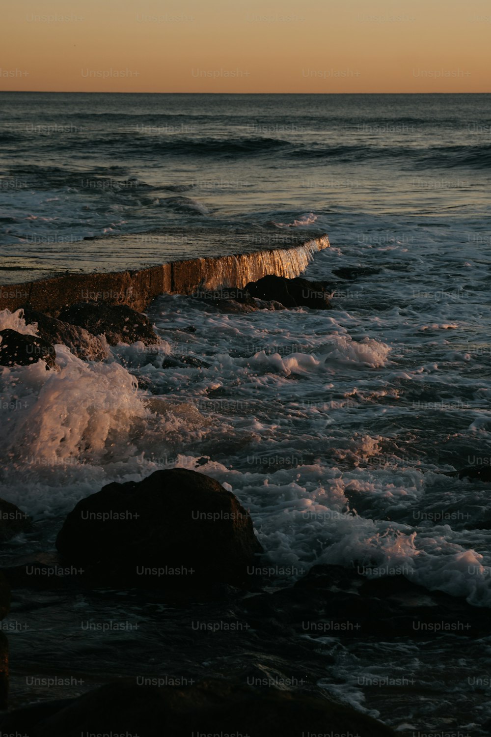 um corpo de água com ondas que entram na costa