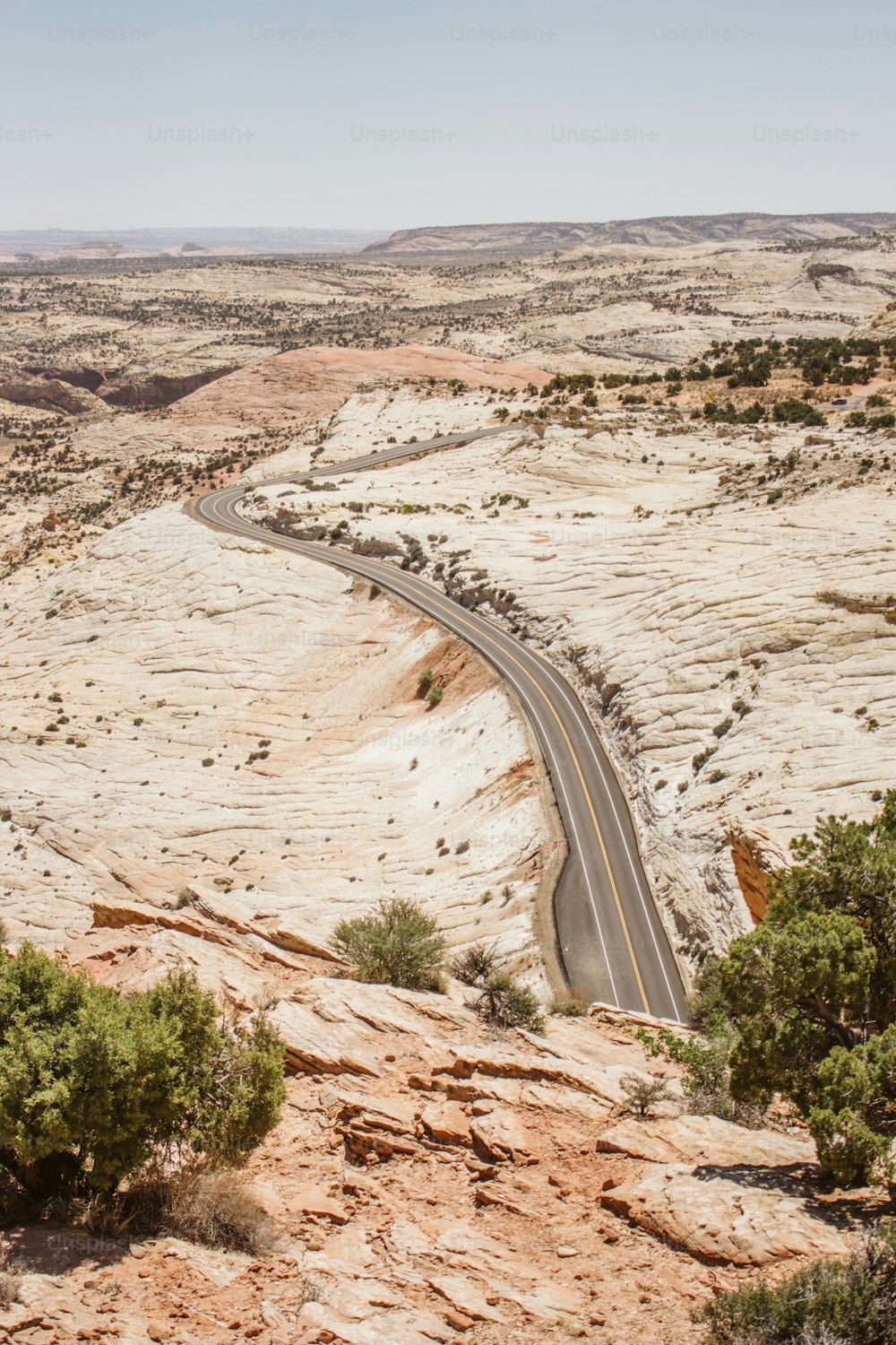 Une route sinueuse au milieu d’un désert