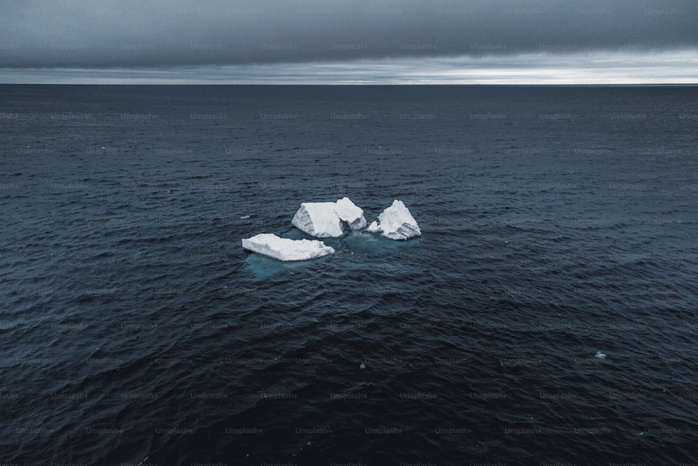 Un gruppo di iceberg che galleggiano sulla cima di uno specchio d'acqua