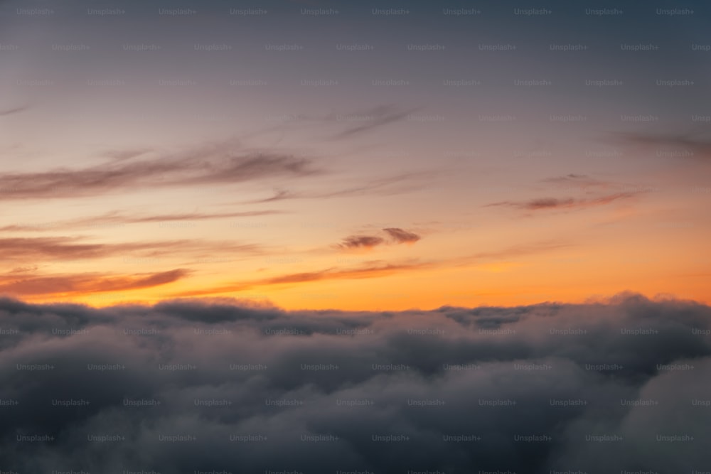 una vista di un tramonto da un aereo
