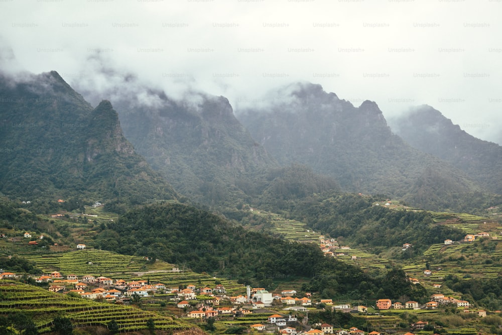Ein Dorf in einem Tal, umgeben von Bergen