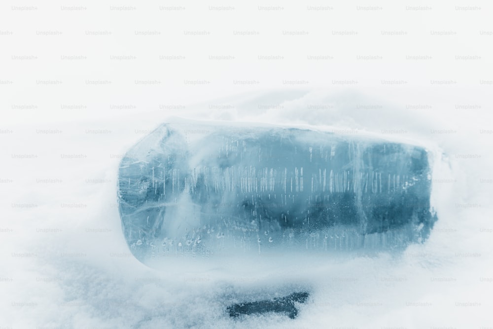 uma garrafa de gelo sentada na neve
