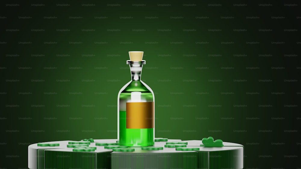 uma garrafa de líquido verde sentada em cima de uma mesa