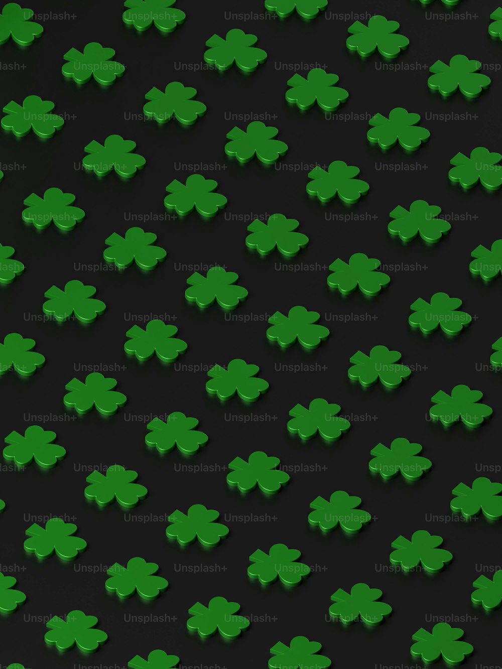 Eine Gruppe grüner Kleeblätter auf schwarzem Hintergrund