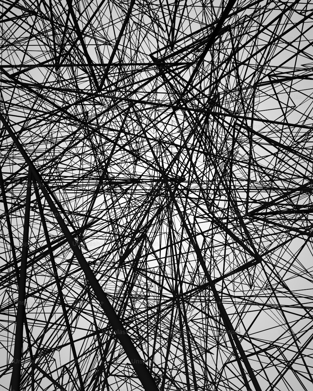 uma foto em preto e branco de um monte de fios