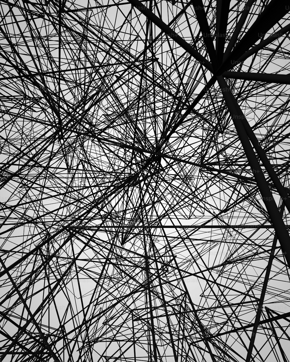Una foto en blanco y negro de un montón de cables