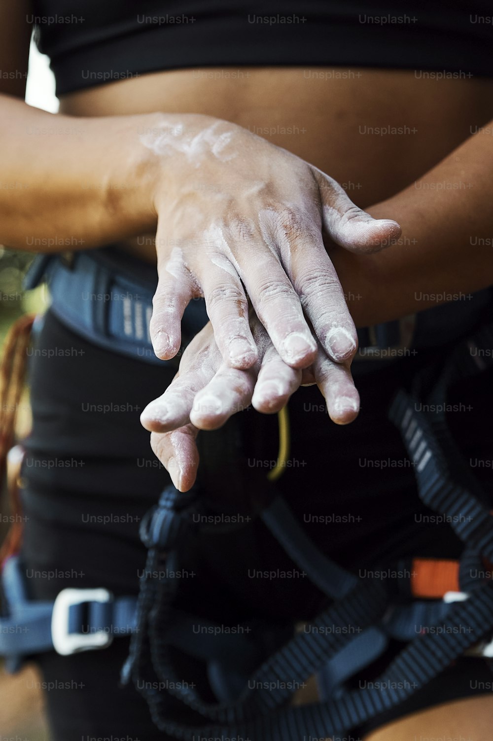 un gros plan des mains d’une personne avec de la boue