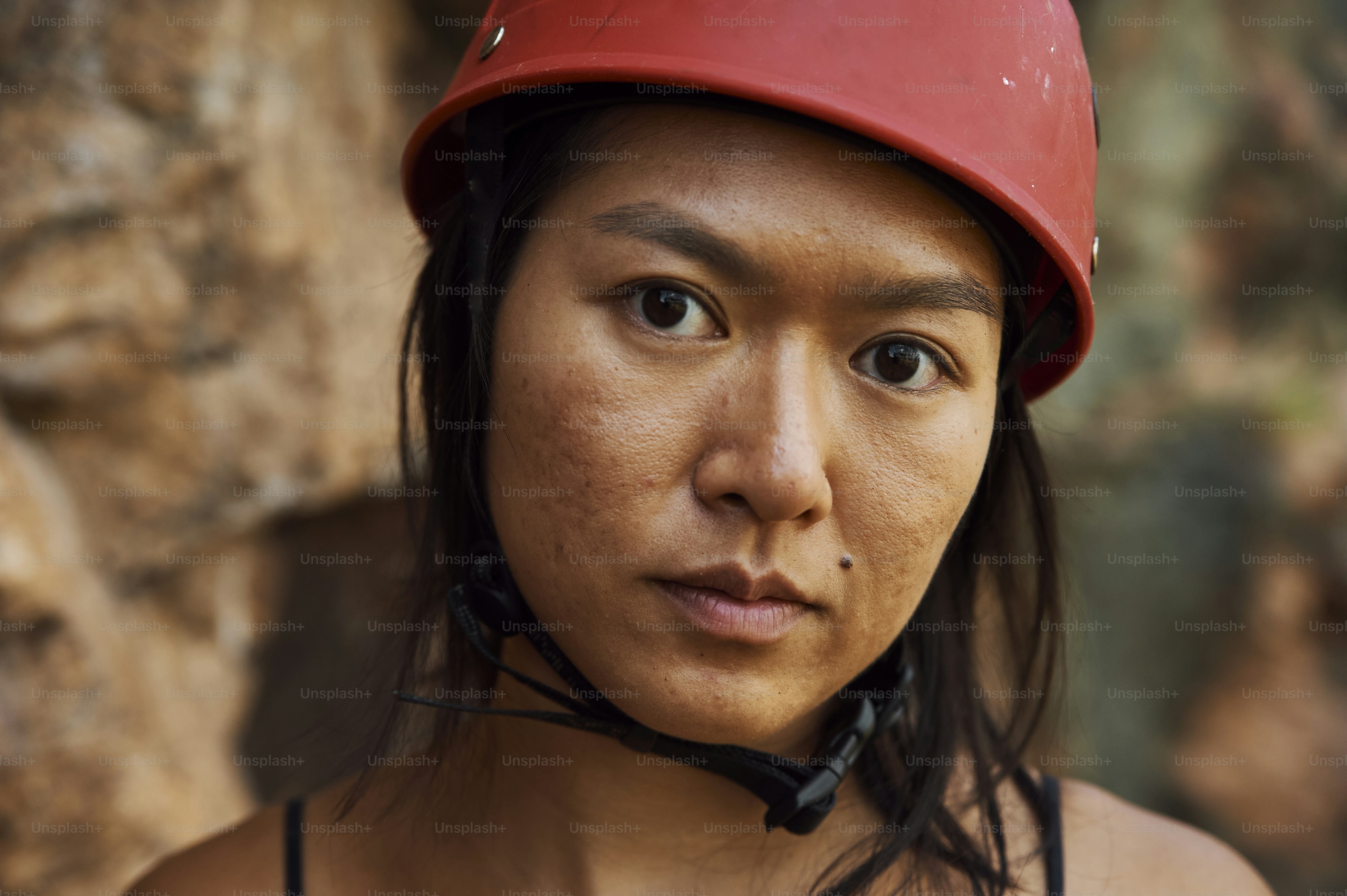 un gros plan d’une personne portant un casque