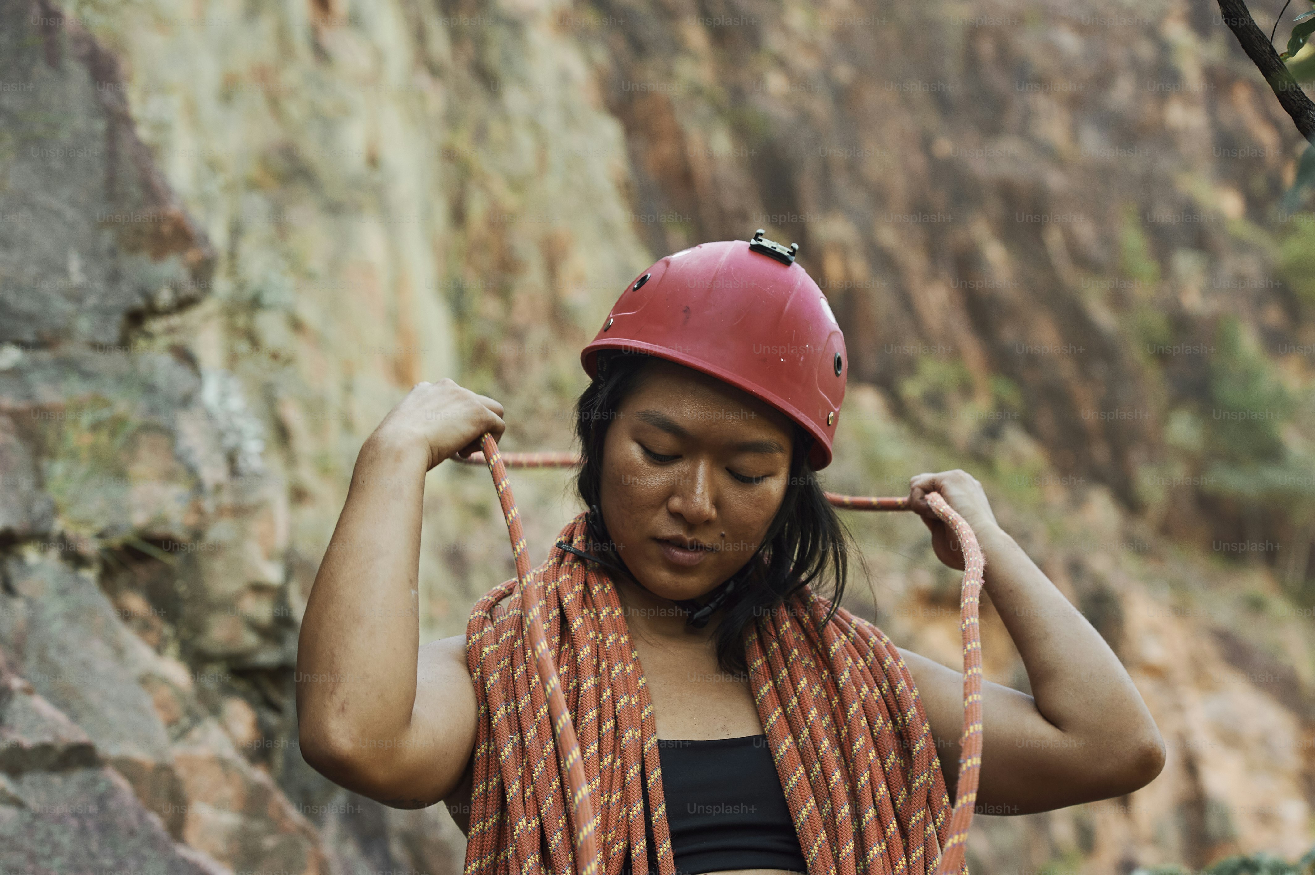 une femme portant un casque rouge et un foulard